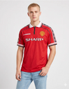 Maglia Manchester United Home 1998/1999 Umbro rossa con sponsor Sharp bianco e bande geometriche sulle maniche