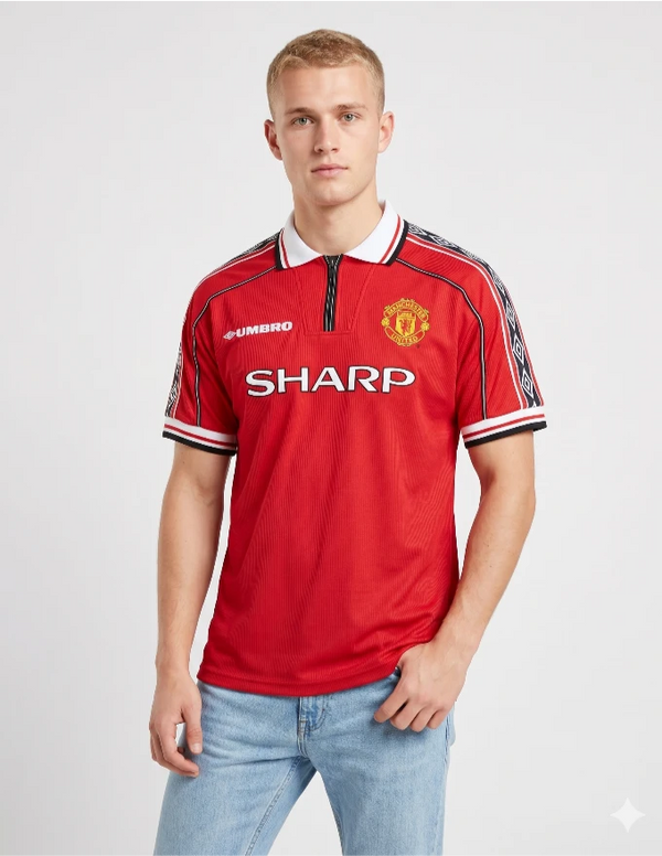 Maglia Manchester United Home 1998/1999 Umbro rossa con sponsor Sharp bianco e bande geometriche sulle maniche