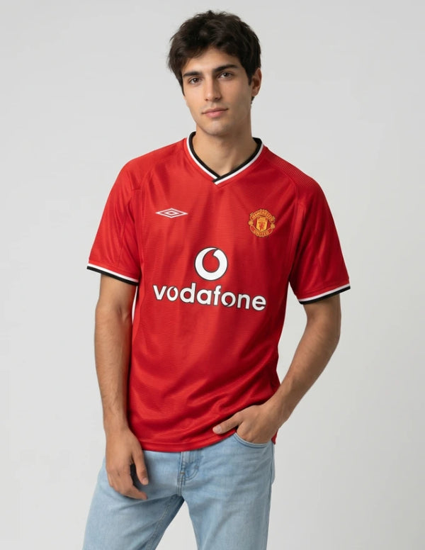 Maglia Manchester United Home 2000/2001 Umbro rossa con sponsor Vodafone e stemma MUFC indossata da modello