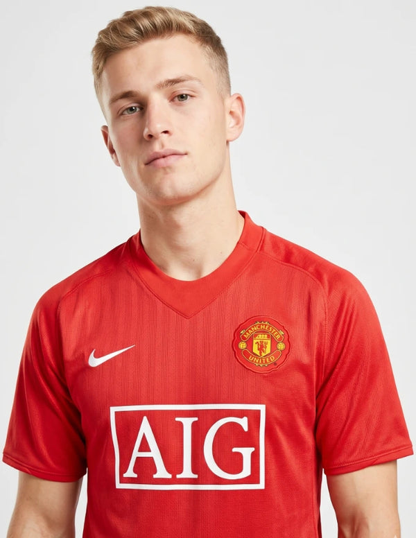 Dettaglio maglia Manchester United Home 2007/2008 Nike con stemma Manchester United e colletto a V