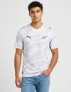 Maglia Nuova Zelanda Home 2026 Puma bianca con pattern a onde e felce argentata All Whites indossata da modello