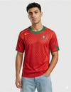 Maglia Portogallo Home 2004 Nike rossa con pattern a rombi, colletto verde e stemma FPF indossata da modello