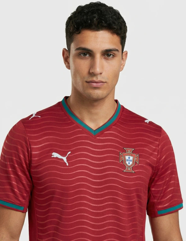 Dettaglio maglia Portogallo Home 2026 Puma con stemma FPF e pattern a onde rosso su rosso e bordi verdi