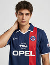 Dettaglio maglia PSG Home 2001/2002 Nike con stemma Paris Saint-Germain e logo Swoosh bianco