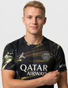 Dettaglio maglia PSG Night Edition 2025/2026 Jordan con Jumpman logo e stemma Paris Saint Germain su pattern fluido nero oro