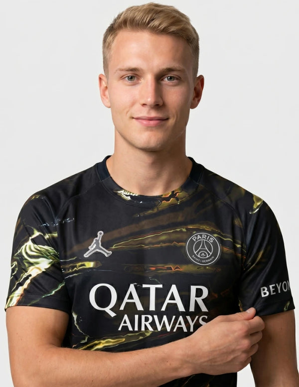 Dettaglio maglia PSG Night Edition 2025/2026 Jordan con Jumpman logo e stemma Paris Saint Germain su pattern fluido nero oro