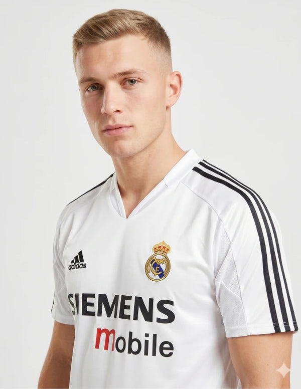 Dettaglio maglia Real Madrid Home 2004/2005 Adidas con stemma Real Madrid e tre righe nere sulle spalle