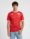 Maglia Tunisia Home 2026 Kappa rossa con pattern geometrico indossata da modello