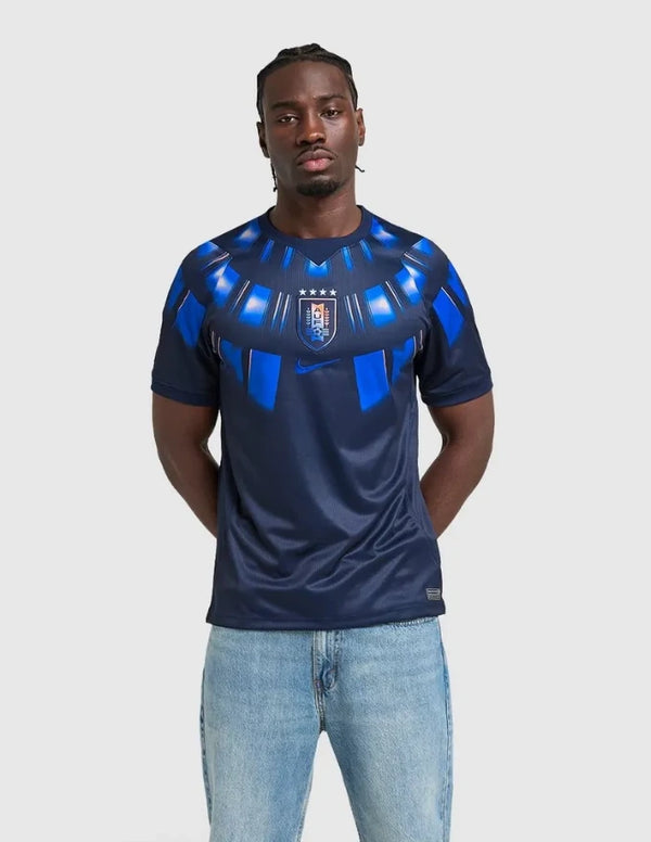 Maglia Uruguay Away 2026 Nike blu navy con pattern pannelli luminosi blu elettrico e stemma AUF quattro stelle