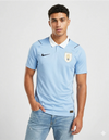 Maglia Uruguay Home 2026 Nike celeste con colletto polo bianco e stemma AUF dorato indossata da modello