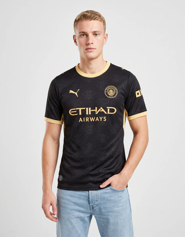 Seconda maglia Manchester City Puma nera pattern api dorate – indossata