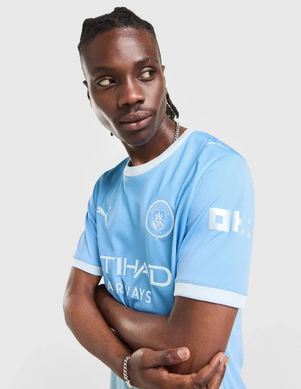 Vista laterale Manchester City Maglia Home 2026/2027 Puma con sponsor OKX sul braccio