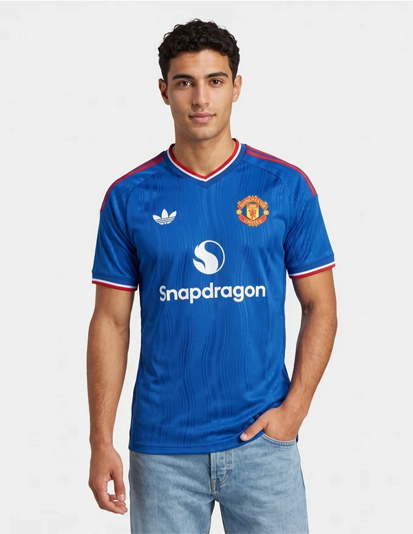 Seconda maglia Manchester United Adidas blu – primo piano collo e sponsor