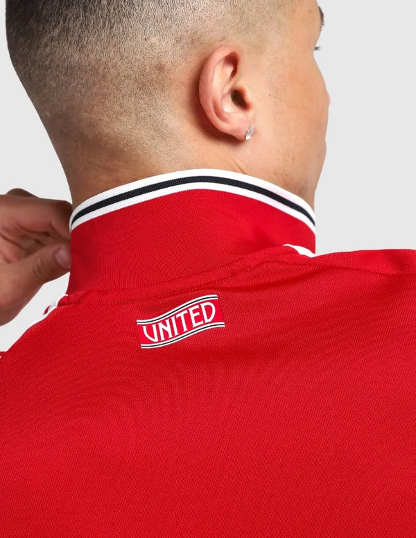 Retro Manchester United maglia home 2026/2027 Adidas con etichetta United sul collo e bande bianche sulle spalle