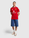 Manchester United maglia home 2026/2027 Adidas vista completa con jeans e sneaker