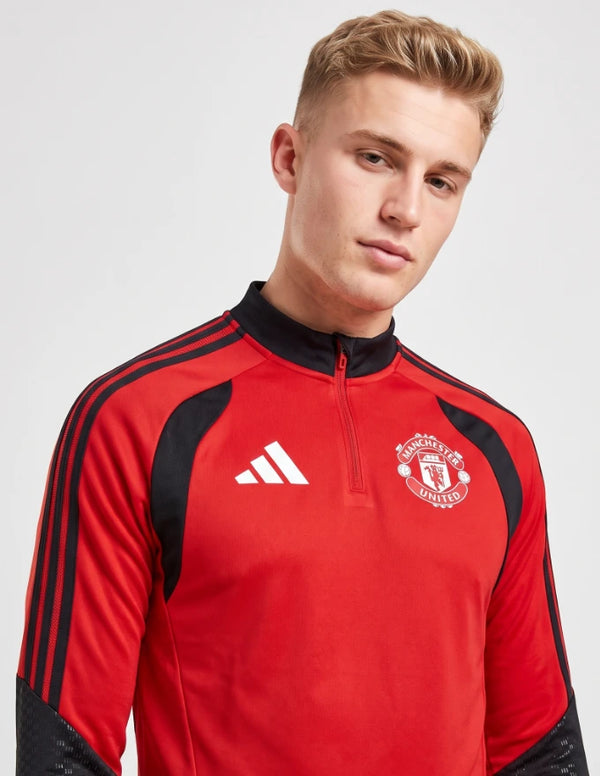 Manchester United Tuta Rossa Adidas 2026/2027 – dettaglio collo e stemma