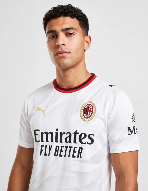 Milan Maglia Away 2026/2027 Puma bianca – dettaglio stemma e corona d'alloro