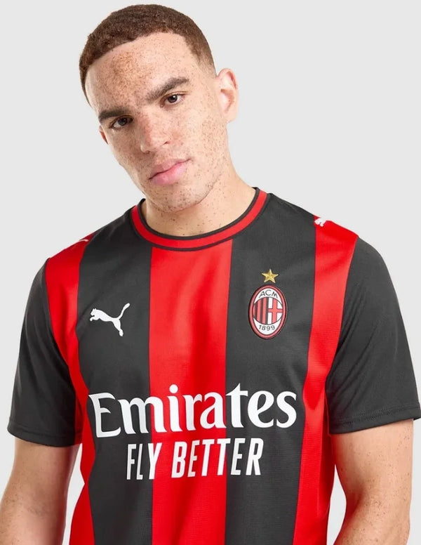Milan Maglia Home 2026/2027 Puma rosso nera con strisce verticali - ritratto busto