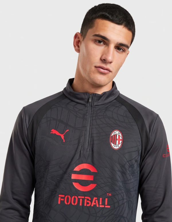 Dettaglio colletto e stemma AC Milan sulla Tuta Allenamento 1/4 Zip Antracite 2026/2027 Puma