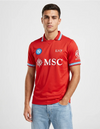 Maglia Napoli Third 2026/2027 EA7 rossa con colletto a polo indossata a figura intera