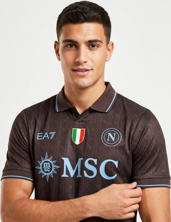 Dettaglio Napoli terza maglia third 2025/2026 EA7 con stemma SSC Napoli sponsor MSC azzurro e colletto a polo