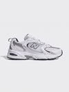 New Balance 530 bianche e argento con scritta 530 e logo N laterale vista laterale