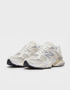 Coppia New Balance 9060 Sea Salt White vista tre quarti dettaglio N laterale e suola multistrato