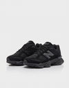 Coppia New Balance 9060 Triple Black vista tre quarti dettaglio N laterale tono su tono