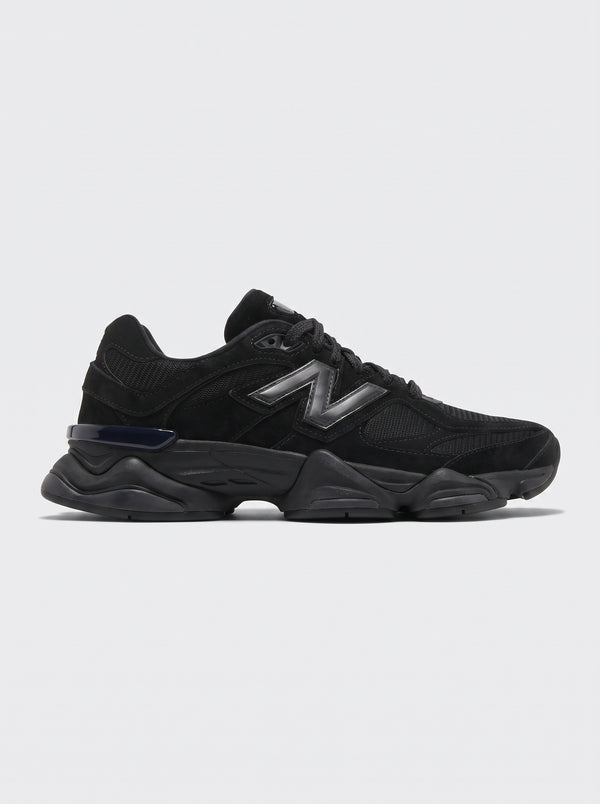 New Balance 9060 Triple Black vista laterale sneaker chunky total black con suola ABZORB