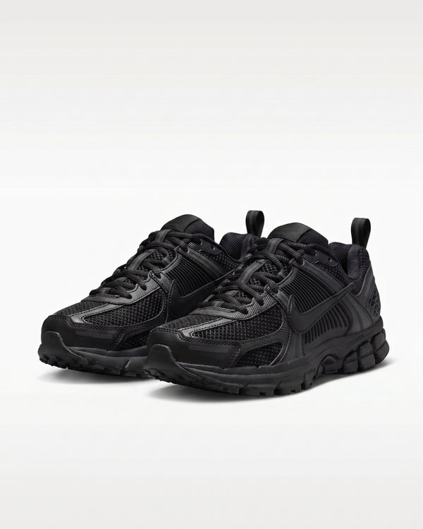 Nike Zoom Vomero 5 nere dad-shoe stratificata con ammortizzazione Zoom vista frontale