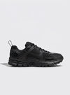 Nike Zoom Vomero 5 total black mesh e Swoosh nero tono su tono vista laterale