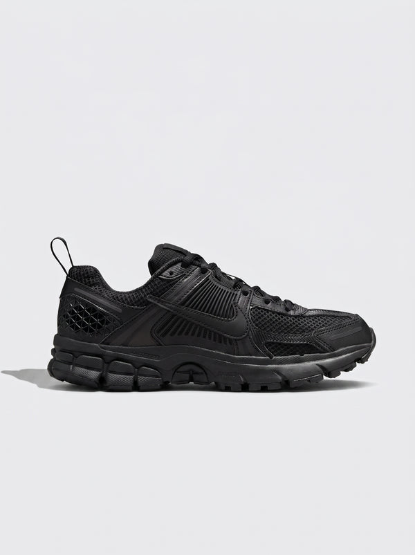 Nike Zoom Vomero 5 total black mesh e Swoosh nero tono su tono vista laterale