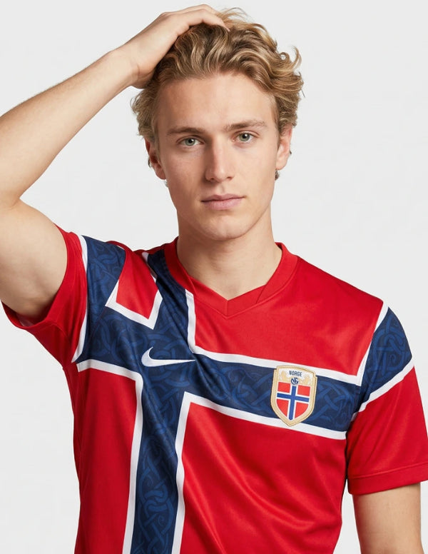 Maglia Norvegia Home 2026 Nike - Dettaglio stemma NFF e pattern vichingo sulla croce blu