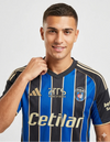 Pisa Maglia Home 2025/2026 Adidas - Dettaglio Stemma 1909 e Colletto Oro