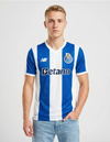 Porto Maglia Home 2026/2027 New Balance a strisce verticali blu e bianche con stemma FC Porto - ritratto busto