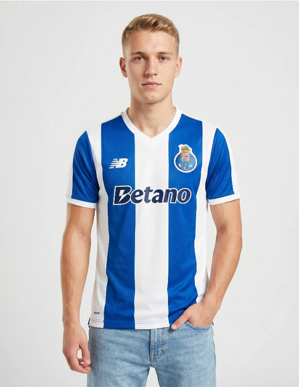 Porto Maglia Home 2026/2027 New Balance a strisce verticali blu e bianche con stemma FC Porto - ritratto busto