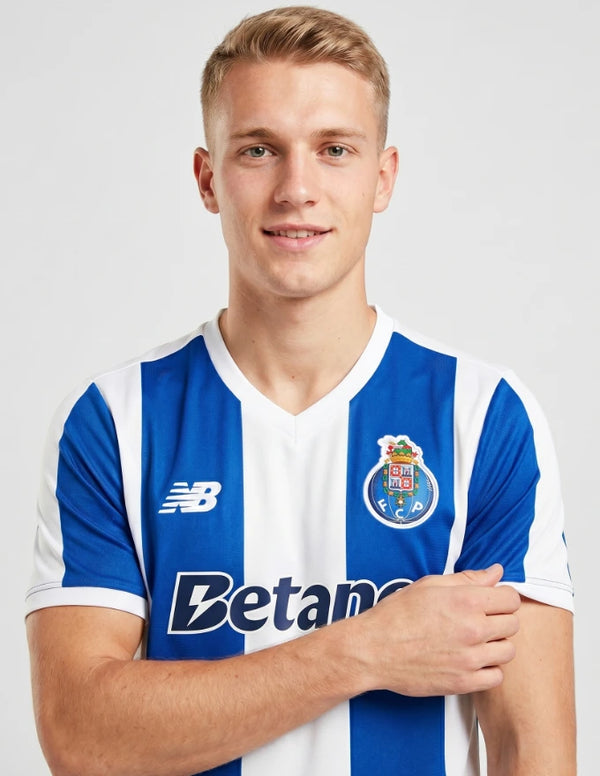 Dettaglio stemma FC Porto e logo New Balance sulla Maglia Home 2026/2027 con sponsor Betano