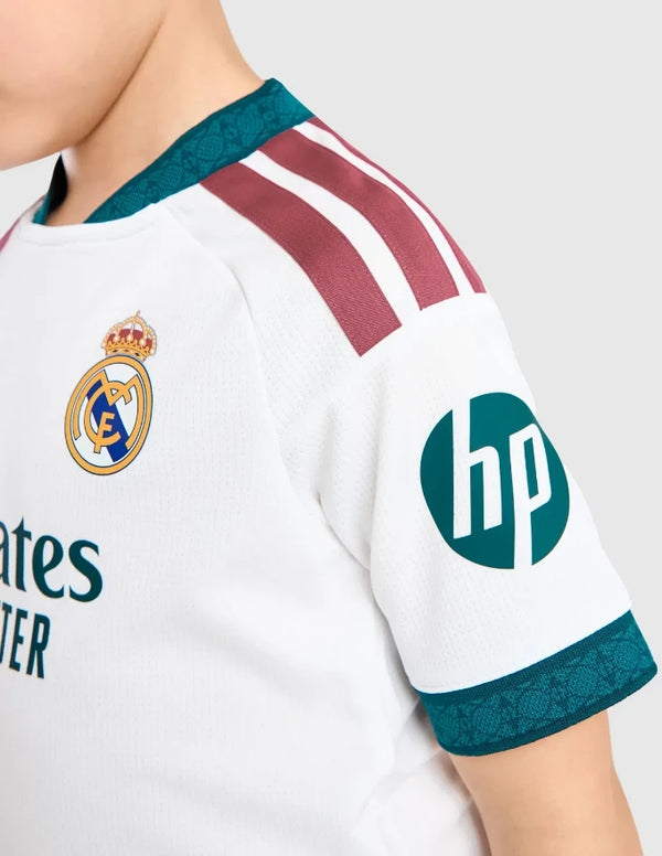 Dettaglio sponsor HP e strisce Adidas bordeaux sulla maglia Real Madrid Home Bambino 2026/2027