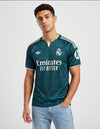 Maglia Real Madrid Away 2026/2027 Adidas verde scuro indossata a figura intera