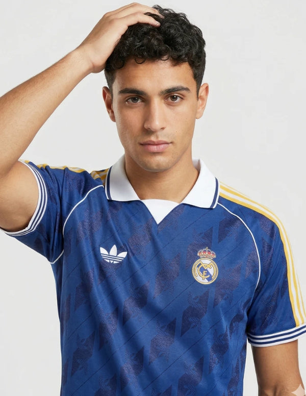 real madrid maglia og 2025 2026 adidas originals dettaglio stemma colletto polo