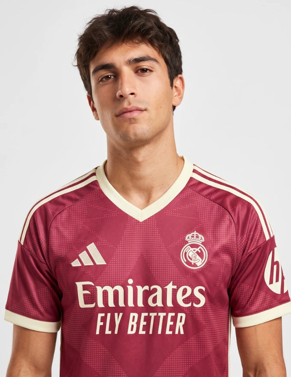Terza maglia Real Madrid Adidas rosa pattern geometrico – primo piano collo
