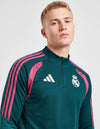 Dettaglio tuta training Tiro Real Madrid 2026/2027 Adidas stemma ricamato e tre strisce