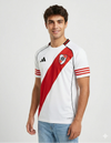 Modello che indossa la maglia River Plate Home 2025/2026 bianca e rossa - Provehito.