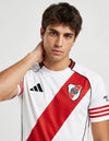 Primo piano sulla banda rossa diagonale e lo stemma del River Plate - Maglia 25/26.