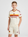 Completino Roma Away Bambino 2026/2027 Adidas panna con banda oro e bordeaux indossato a figura intera