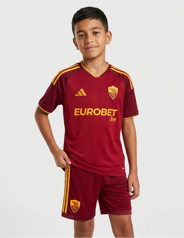 Completino Roma Home Bambino 2026/2027 Adidas bordeaux con sponsor Eurobet.live indossato a figura intera