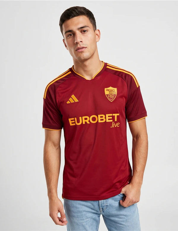 Maglia AS Roma Home 2026/2027 adidas giallorossa con dettaglio stemma indossata
