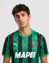 Dettaglio maglia Sassuolo Home 2026/2027 Puma stemma U.S. Sassuolo e logo Mapei