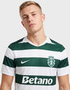Maglia Sporting Lisbona Home 2026/2027 Nike a righe verdi e bianche con stemma SCP e sponsor Betano