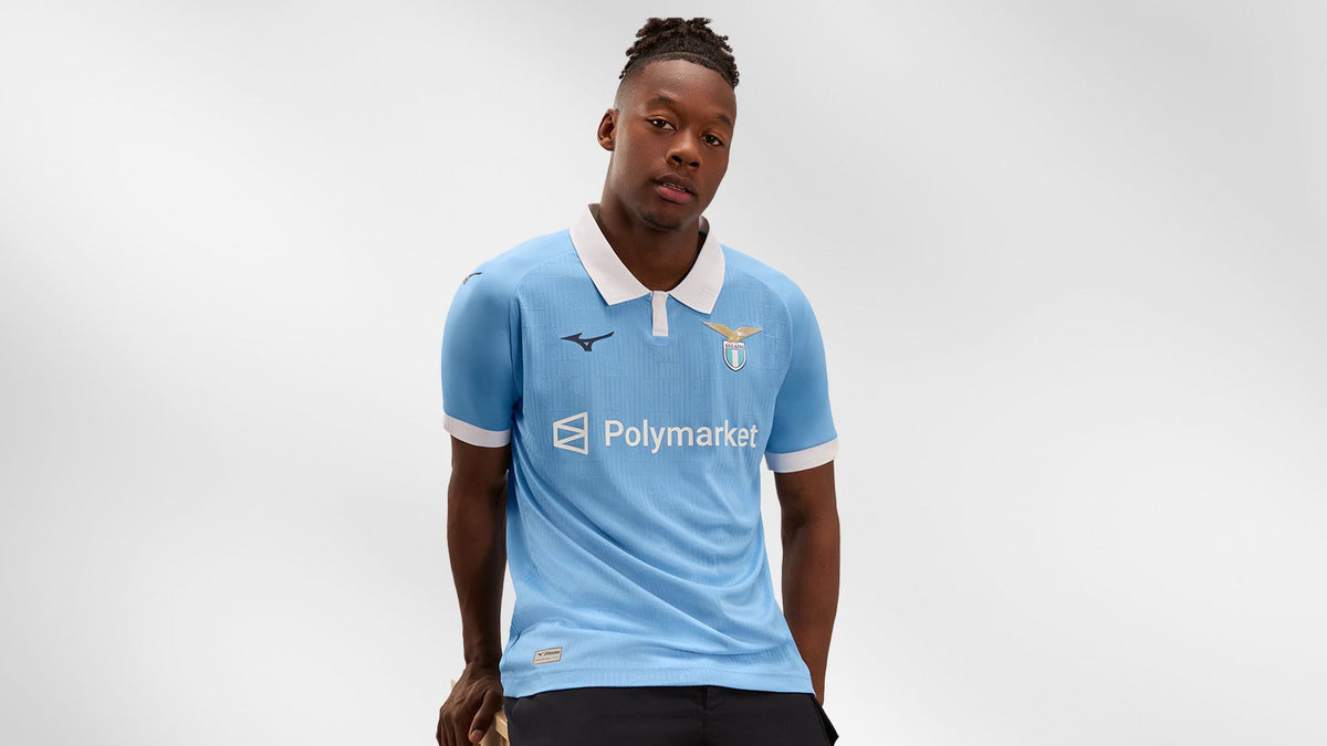 Calciatore indossa la maglia Lazio Home 2026/2027 Mizuno azzurro cielo con colletto bianco e stemma S.S. Lazio
